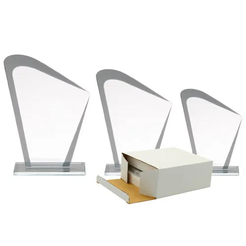 Ce trophée en verre au design sobre et élégant avec un motif de couleur argenté est idéal pour mettre en valeur une gravure personnalisée (logo, texte ou message).
Image des 3 trophées