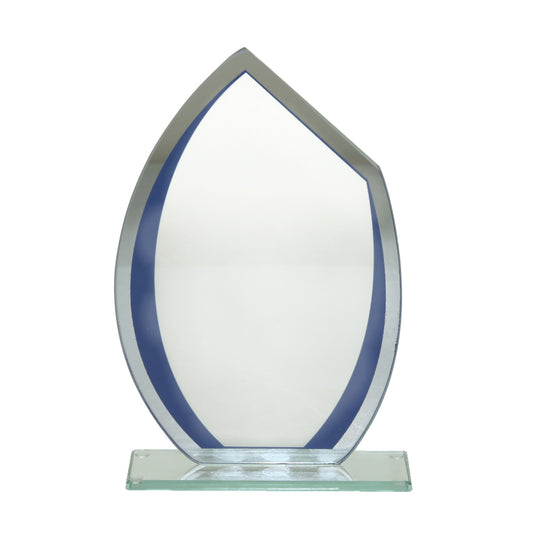 Ce trophée en verre au design sobre et élégant avec ces bords de couleur bleue et argentée est idéal pour mettre en valeur une gravure personnalisée (logo, texte ou message).